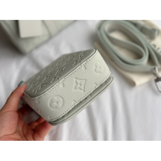 On October 1, 2023, the size of the 250 box is 12 * 19cmL, and the new home phone bag is amazing! This cream baby cowhide/texture unbeatable s-lock phone bag! Simple design but very classic! 