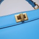 2024/03/07 p1170 [FENDI Fendi] New Iconic Peekaboo I See U Horizontal Design Handbag, made of imported leather material, adorned with classic twist locks on both sides, soft pink Nappa leather lining, two compartments separated by hard partitions, equippe