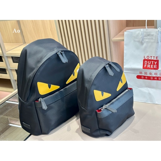 2023.10.26 175 180size: 26 * 28cm (small) 34 * 38cm (large) Fendi Small Monster Shoulder Bag Fendi Two Yellow Eyes Stylish and eye-catching appearance! It's still classic and the best looking!