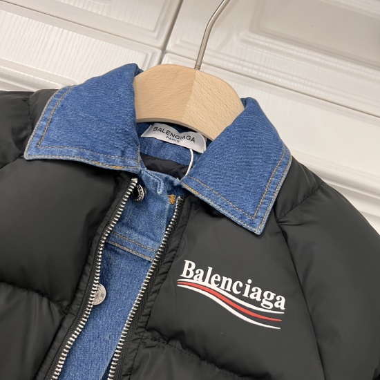 20240402 100/5- Jumping price 98 silhouette shoulder loose down cotton patchwork jacket. The classic wave logo pattern is made of imported waterproof technology fabric provided by customers. The surface of this fabric is glossy and textured, with a partic
