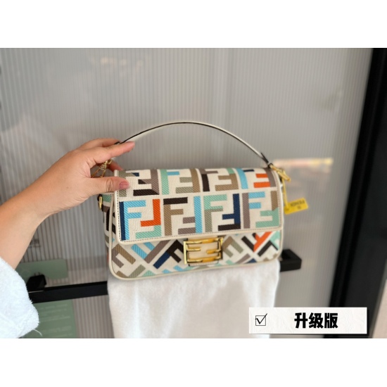 2023.10.26 260 Box Upgrade Size: 26 * 16cm Fendi (F Home) Embroidery Stick Bag! Can be carried by hand! The wide shoulder strap can also be used for crossbody! Such a cute and special old flower bag is rare to see!