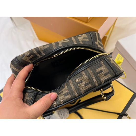 2023.10.26 225 box size: 21 * 14cm, too much for me! Hurry up! The FFendi Presbyopia Camera Bag completely hits the old man's heart. The cute size of fried chicken is very large!