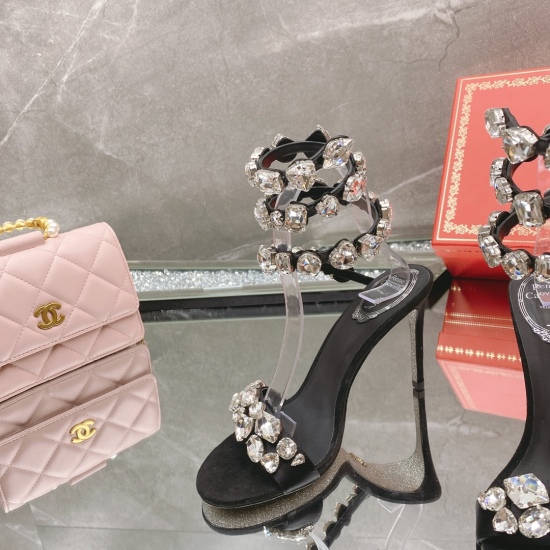 2023.12.19 Factory price top-level version P400R ᴇ ɴ ᴇ C ᴀᴏᴠ ɪʟʟ ᴀ | 2023s Heavy Industry RC Snake Explosive Red CLEO Series, ultra-high heel crystal bow wrapped ankle loop high heel sandals. Simplicity yet hidden mystery, with a little light, the entire 