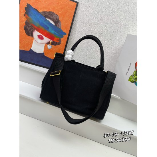 2023.07.20 New Prada Prada Early Spring Series Saudi shoulder bag messenger bag, canvas bag body and car line embellishment! Make the overall three-dimensional feel of the bag more obvious, and the classic logo hardware of P family on the side continues t