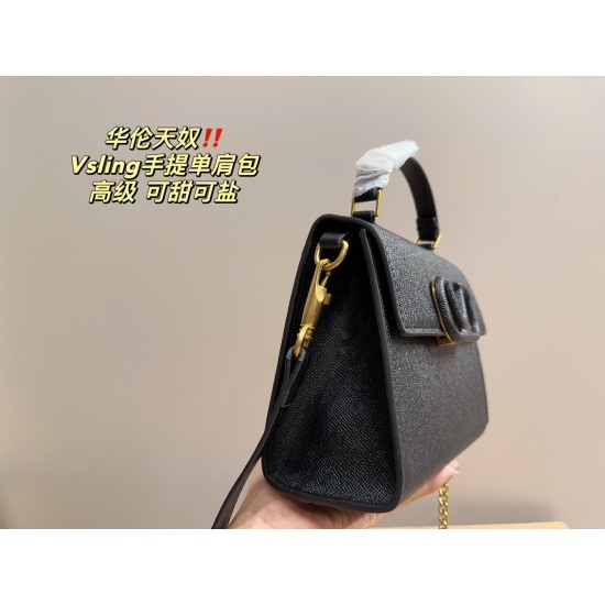 2023.11.10 P215 ⚠️ Size 21.16 Valentino Vsling Handheld Shoulder Bag exudes a sense of sophistication. This looks very versatile on the body, and there's no pressure on the back. No girl can refuse such a beautiful bag