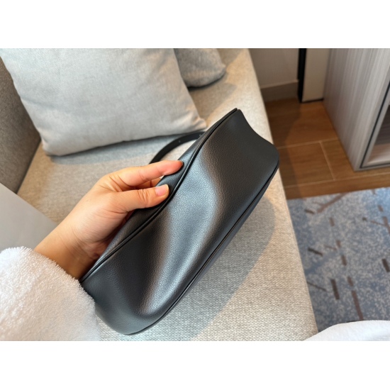 215 unboxing size: Medium width 31 * 27cm CELINE | The soon to be popular new Celine hobo shopping bag: This bag is really becoming more and more popular. It can hold many things but is not heavy, and there is no pressure on the shoulders!