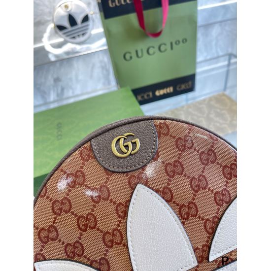 2023.10.03 p185 Retro Academy Athletic Style | Gucci x Adidas Co branded Collection This collection is inspired by the style of the academy style. Presented in retro colors and a sports club uniform style, this collection combines classic Gucci webbing wi