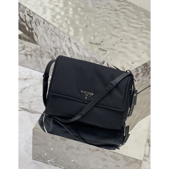 2024.03.12 P860 [Top level Original Order] ✨✨ The PradaCini series is super versatile, good-looking, and trendy. You must buy it! This shoulder bag is made of Re Nylon recycled nylon material. The application of sustainable materials symbolizes Prada's ev