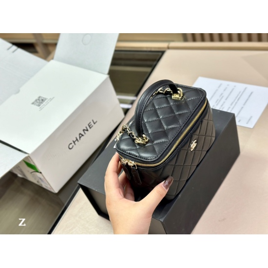 On October 13, 2023, 210 comes with a folding box and an upgraded airplane box. Size: 17.10cm. Chanel portable makeup small box can be opened on the street for makeup repair and closed for awkward styling