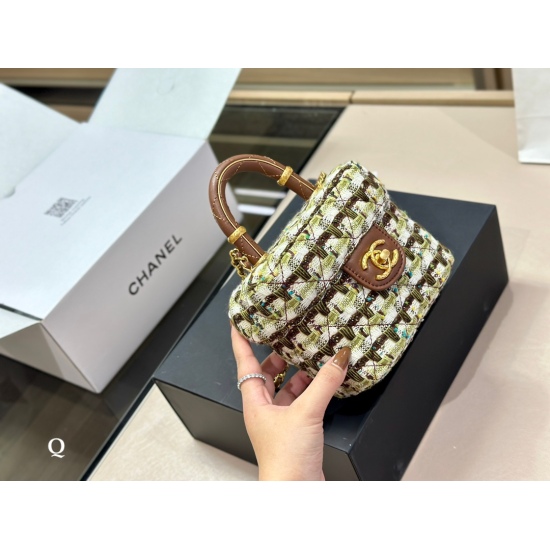 On October 13, 2023, 240 comes with a foldable box size of 15.13cm. I really like Chanel's new square box bag! The design of the handle that falls in love at first sight is truly adorable ❤️！ Not too much detail, not too much, just right!