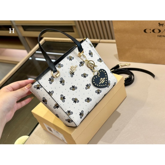 2023.09.03 185 box size: 21.18cm Kouchi Alice Tote bag Classic C logo Love it ❤️ Milk tea color is versatile and high-end, and carrying it on the back is also just right!