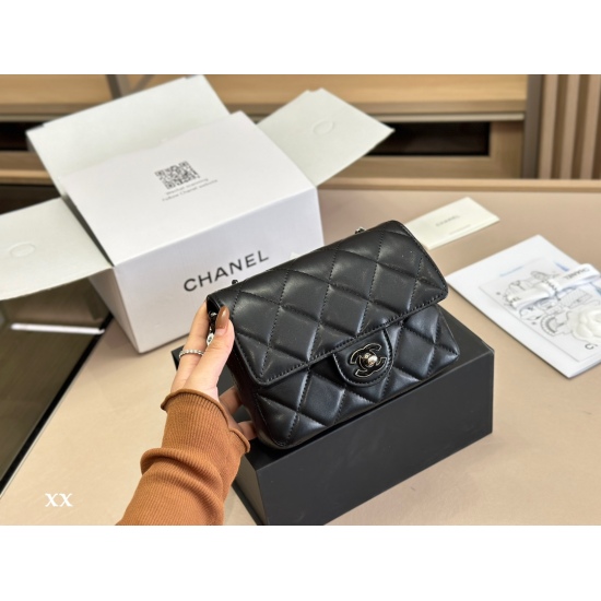 On October 13, 2023, 220 comes with a foldable box and an airplane box size of 17cm. Chanel's new model, Mrs. CF, is so beautiful that a bag in my heart feels like it's mine at first sight! [bared teeth] [bared teeth] [bared teeth]