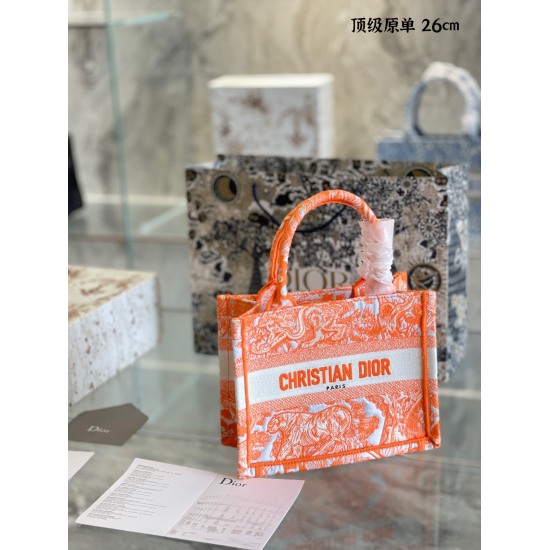 On October 7, 2023, the top original size of P250 is 26cm in size, full of artistic atmosphere. O Dior Tote Dream Sky Collection DIOR CIEL DE REVE Dream Sky # 22Fall, a new autumn style full of dreamy multicolor patterns. Embroidery is inspired by MARC BO