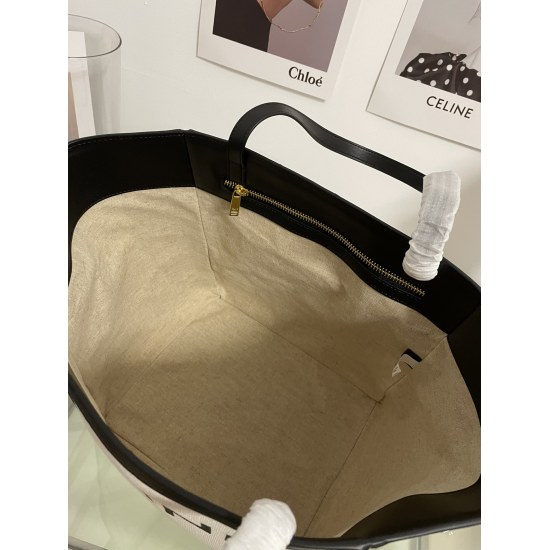 2023.07.20 Celine: Summer Canvas Bag Cabas' latest pre order model is a favorite at a glance. This must be the hottest beach bag in summer. Paired with cotton fabric and black border, it outlines a neutral and tough style. The content is huge and lightwei
