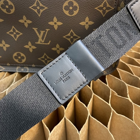 20231125 Internal Price P520 Top Original Order [Exclusive Background] ✨ Model number: M45807 Size: 21x15x4CM This new S Lock Sling handbag is equipped with a magnetic buckle inspired by Louis Vuitton's traditional hard box lock, ensuring the safety of pe
