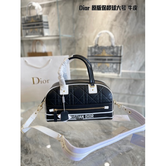 2023.10.07 p340 Large Dior 2022 New Dior Vibe Bowling Bag, Perfect for Both Men and Women! Dior's new Dior Vibe bowling bag, launched in the early spring of 2022, features a smooth and rounded semi circular silhouette, featuring a 