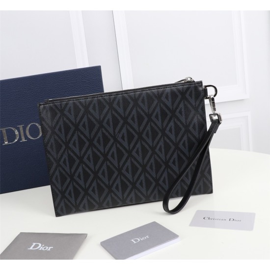 This A5 handbag from 20231126 400 is an elegant and minimalist accessory. Crafted with Dior Grey CD Diamond pattern canvas, inspired by Dior archives, embellished with smooth leather details in the same color tone. There is a patch pocket inside the zippe