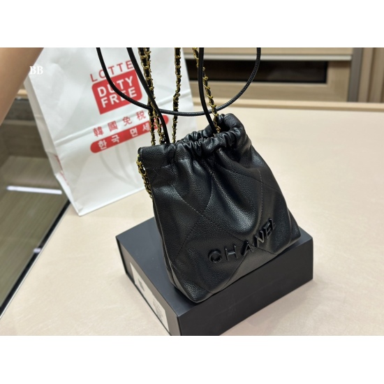 On October 13, 2023, 180 with a foldable box size of 18 * 19cm, Chanel 23ss mini trash bag is also too beautiful! It's so beautiful, its capacity is also super! Handheld armpit crossbody