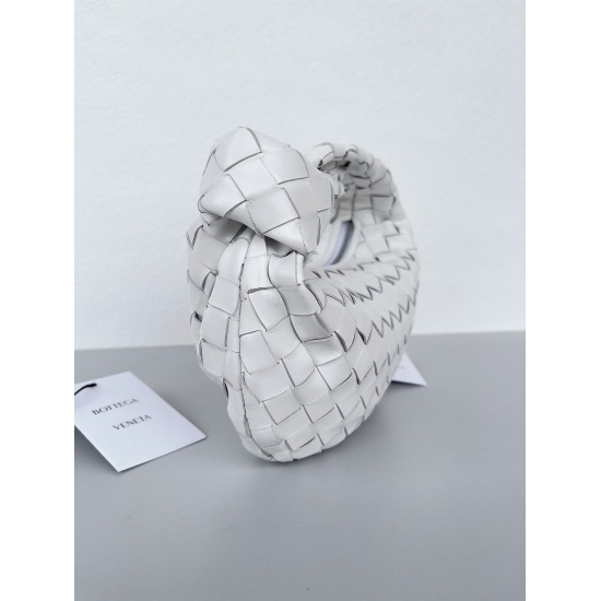 20240328 Original Order 750 Special Grade 870 New Color~Pure White Silver Button Bottega veneta ͙.——— The latest weaving and knotting hobo is made of top-notch sheepskin leather, which is very soft and has a unique shape that is particularly practical and