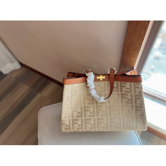 2023.10.26 260 No Box Size: 41 * 28cmF Home Fendi Peekabo Shopping Bag: Classic tote design! But the biggest feature of this one is: portable: armpit! Two types of shoulder straps!