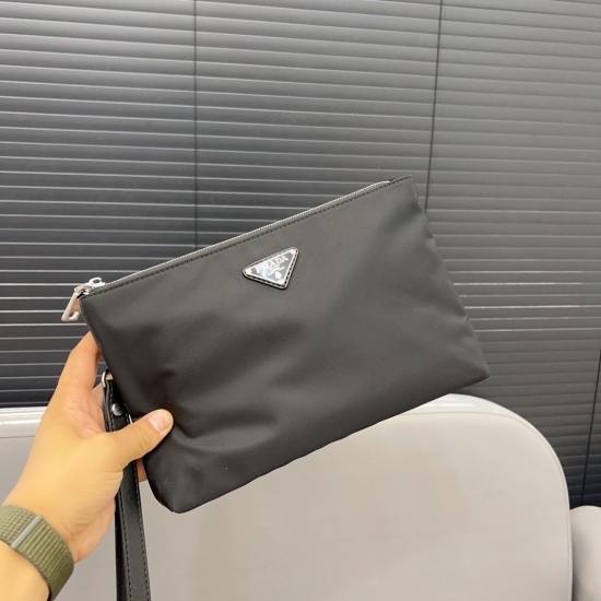 2023.11.06 P150 Prada Nylon Fabric Handbag Handbag Handbag is exquisitely inlaid with exquisite craftsmanship, classic and versatile. Real object photography and distribution dustproof bag gift box 17 x 27cm