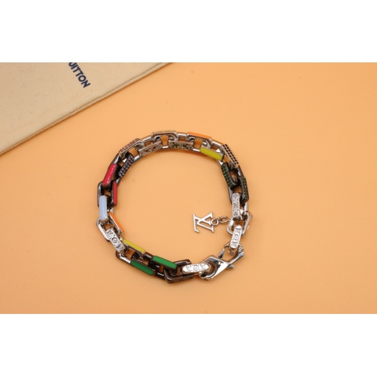 2023.07.11  Bamboo colored diamond color bracelet Paradise Chain bracelet captures the attention with rainbow colors and fashion ideas. Enamel and transparent glass are dipped in bright and bright colors, the chain link is exquisitely carved with Monogram