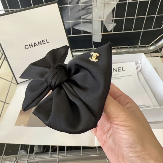 220240401 P 55 comes with packaging box Chanel. The latest small fragrant hair circle is simple and practical, fashionable and trendy! A must-have for little fairies