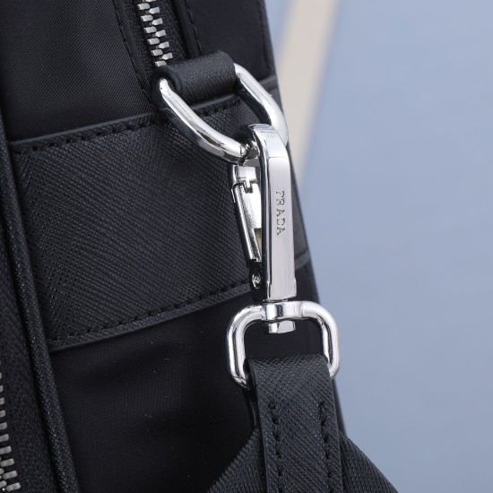 On March 12, 2024, a new batch of 550P men's bags will be released. The 2VE407 black double layer bag is made of imported parachute fabric, imported cross grain cowhide, top-notch gun color five colors+white rattan hardware. The double layer grid layer+in