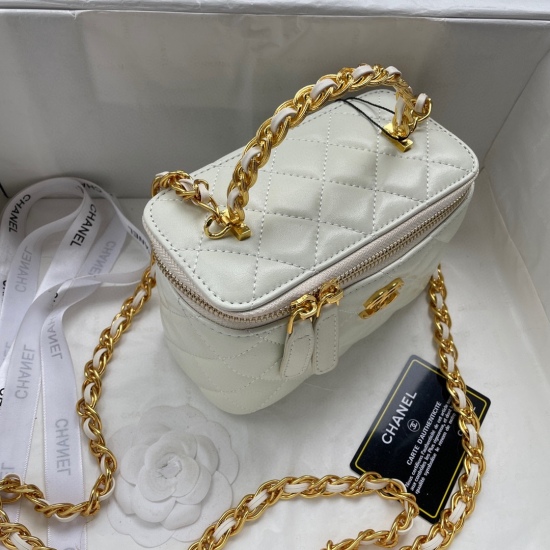 On July 20, 2023, the Chanel23s new handle is in stock in a long box, with a layer of cowhide on the top of the oil wax, and the handle and chain for the makeup bag ⛓️ It's really beautiful, a bit like the feeling of wire drawing industry; The chain has a