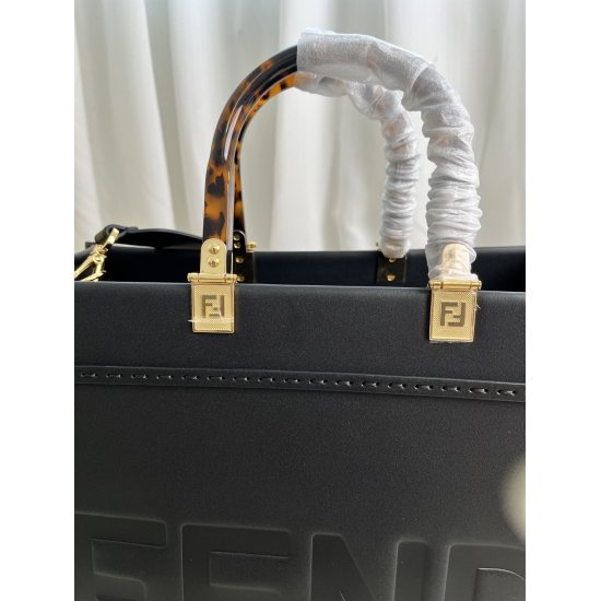 2024/03/07 Batch 1010 Fendi Medium Sunshine Shopping Leather Handbag More Details Sunshine Medium Brown Leather Handbag, decorated with hot stamping FENDI ROMA lettering and hard tortoiseshell effect organic glass handle. Equipped with spacious lined inte