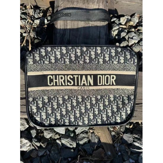 On October 7, 2023, 200baby comes with the same original CD embroidery, knitted Dior embroidery, knitted canvas messenger bag, retro original antique metal accessories, embroidered edge sealing method can be shoulder back or cross body. The 19SS DIOR Obli
