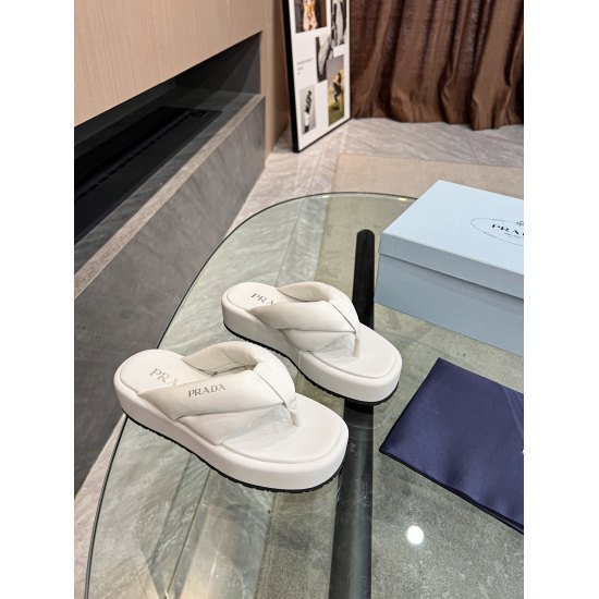 2023.07.07 Prada bread sandals top new 2023 Muller shoes are particularly convenient to wear, full of love ❤ You don't need to bend down or tie your shoelaces when going out to change shoes. You can wear them in spring, summer, and autumn. This pair of Mu