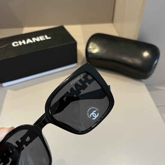 220240401 95Chanel Sunglasses: Round Face Treasure Look at it, it covers the flesh and skin of the face, showing off the face. Xiaochuan Xiaoxiangfeng 24. The new large frame sunglasses are versatile and slimming, showing off the face with a large, round,