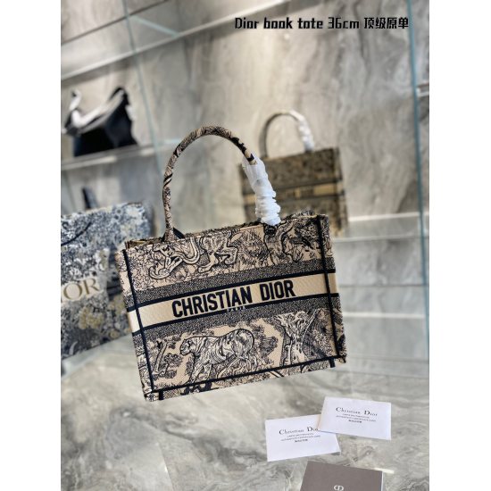 On October 7, 2023, the new mid size Dior Book Tote for p315 is an original work signed by Maria Grazia Chiuri, the artistic director of Christian Dior, and has now become a classic of the brand. This small style is designed specifically to accommodate al