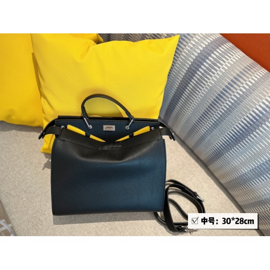 2023.10.26 240 No Box Medium Size: 30 * 28 ^ cmFendi Men's Platinum Bag Peekabo Soft Leather Series Two compartments One side zipper/One side hook!! The cute and mischievous little monster of Ninzang!