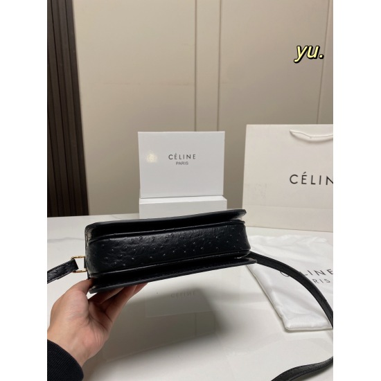 2023.10.30 P185 (Folding Box) size: 2215Celine New ❤ The ostrich patterned tofu bag has a flip and lock design, and the concave and convex texture on the upper body is easy to match, which is really too textured