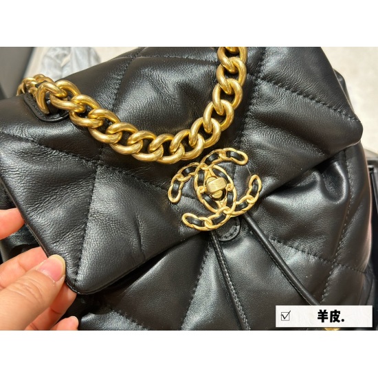325 box size: 21 * 15cm Xiaoxiangjia 24c Happy! The latest and latest black gold fragrance 19 bag backpack for early spring! It's hard not to love! A whole bag of sheepskin! The feel/texture are both okay!