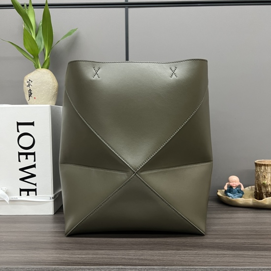 20240325 P920 L ⊚℮℮℮ New Small Shiny Cow Leather Puzzle Fold Tote adopts the iconic geometric lines of the bag, and redesigns them through graphics and architectural panels to make the bag completely foldable and flat, decorated with a low-key L ⊚℮℮ brand