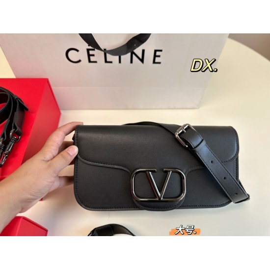 On November 10, 2023, P200 large P195 small (foldable box) size: 2714 (large) 2011 (small) VALENTINO Valentino Loco club bag features minimalist lines and charcoal black Vlogo lock buckles, creating a minimalist design that exudes a strong sense of fashio