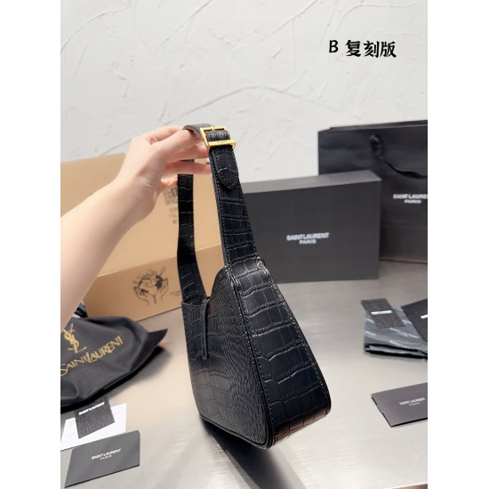 2023.10.1 Plain 190 Crocodile 195 Complete Gift Box Packaging Recommendation: Yangshulin YSL Underarm Bag is a perfect underarm bag for autumn and winter~I've seen Celine Gucci Prada too much Yang Shulin's bag is very novel, with a vintage crocodile patte