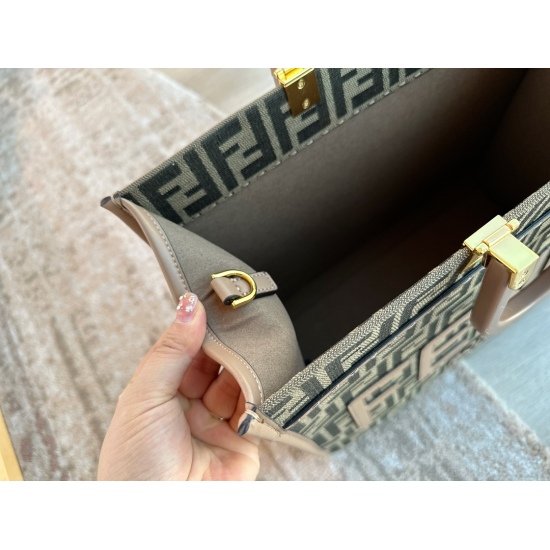 2023.10.26 260 No Box (upgraded version) size: 35 * 30cm (large) F Home Fendi peekabo Shopping Bag: Classic tote design! But the biggest feature of this one is: portable: crossbody!