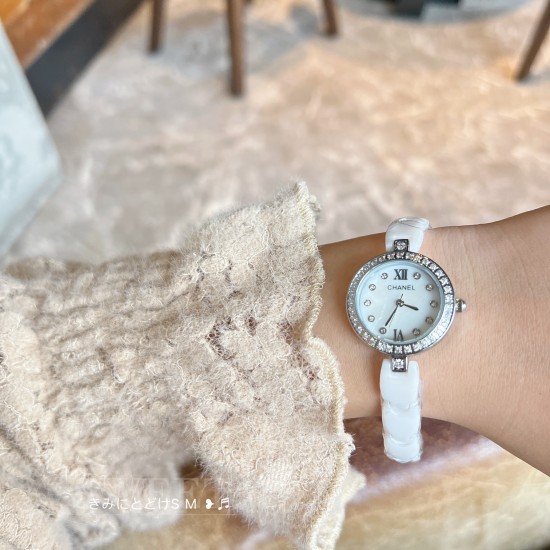 20240408 185 CHANEL - Minimalist Women's Watch, with a simple and fresh dial, clean and flawless ❤️， Symmetrically inlaid with Austrian rhinestones, the watch chain is made of ergonomically designed curves that perfectly fit a woman's slender jade wrist. 