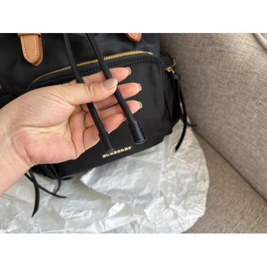 2023.11.17 225 Boxless Size: 28 * 32cmbur Backpack made of waterproof nylon material paired with cowhide! Ultra light and convenient! The hardware is very shiny ✨ My favorite thing is the soft and comfortable metal chain at the bottom of the strap!