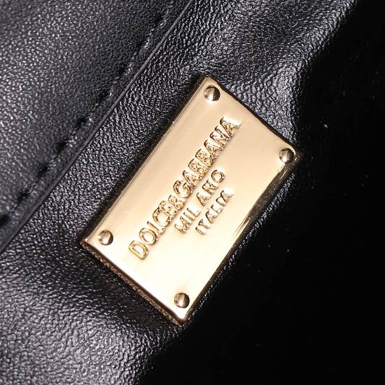 20240319 batch 470 return DolceGabban DG Girls series chain crossbody bag comes from the DG Girls series, designed with a metallic ABS material and Baroque DG logo. The Nappa leather crossbody bag is very eye-catching and suitable for carrying at any time