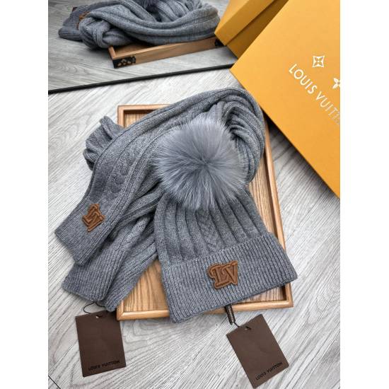 2023.10.02 140. L family. [Wool Set Hat - With Fox Hair Ball] Classic Set Hat! Hat ➕ Scarf! Warm and super comfortable~Winter Little Sister's Age Reducing Tool Oh~This winter, you just need such a set of hats~It's both warm and fashionable! Unisex! Can be