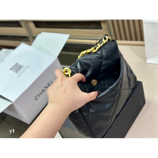 On October 13, 2023, 225 235 (equipped with folding box airplane box) size: 20cm 26cm Chanel 19bag, achieving the best cost-effectiveness. Leather material has been upgraded again with advanced texture