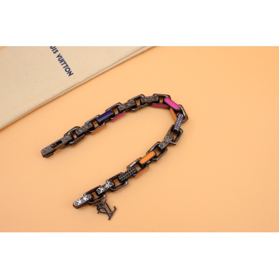 2023.07.11  Bamboo colored diamond color bracelet Paradise Chain bracelet captures the attention with rainbow colors and fashion ideas. Enamel and transparent glass are dipped in bright and bright colors, the chain link is exquisitely carved with Monogram