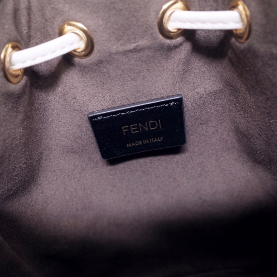 2024/03/07 p840 [FENDI Fendi] Hot selling Mon Tresor small bucket handbag with drawstring and Fendi metal logo decoration. Comes with two detachable shoulder straps, one long and one short, suitable for single shoulder or crossbody. FF jacquard fabric wov