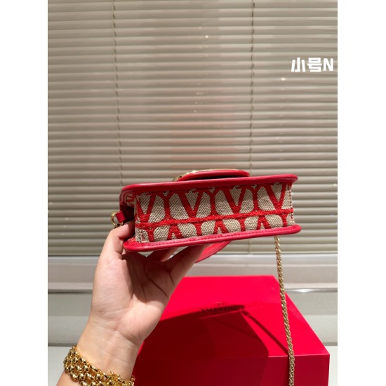 2023.11.10 P205 Folding gift box Valentino LOCO small black bag with two shoulder straps unlocks fashionable charm cool and cute The most beautiful girl in the whole street is 20cm in size