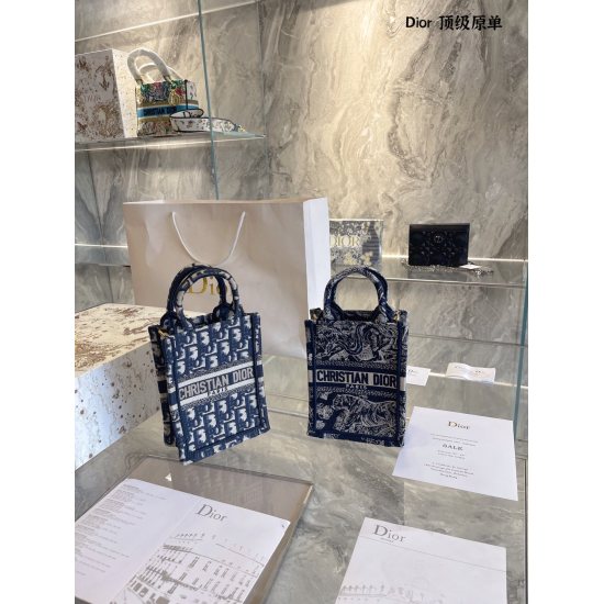 On October 7, 2023, P245Dior 22Fall's new Book Tote mobile phone bag has a smaller and more cute design, paired with shoulder straps that can be carried by hand and shoulder back. This time, there are two high definition elements: leopard print and obique
